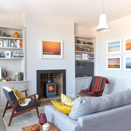 Spacious Beach Front Apartment With Stunning Sea Views Дийл Екстериор снимка