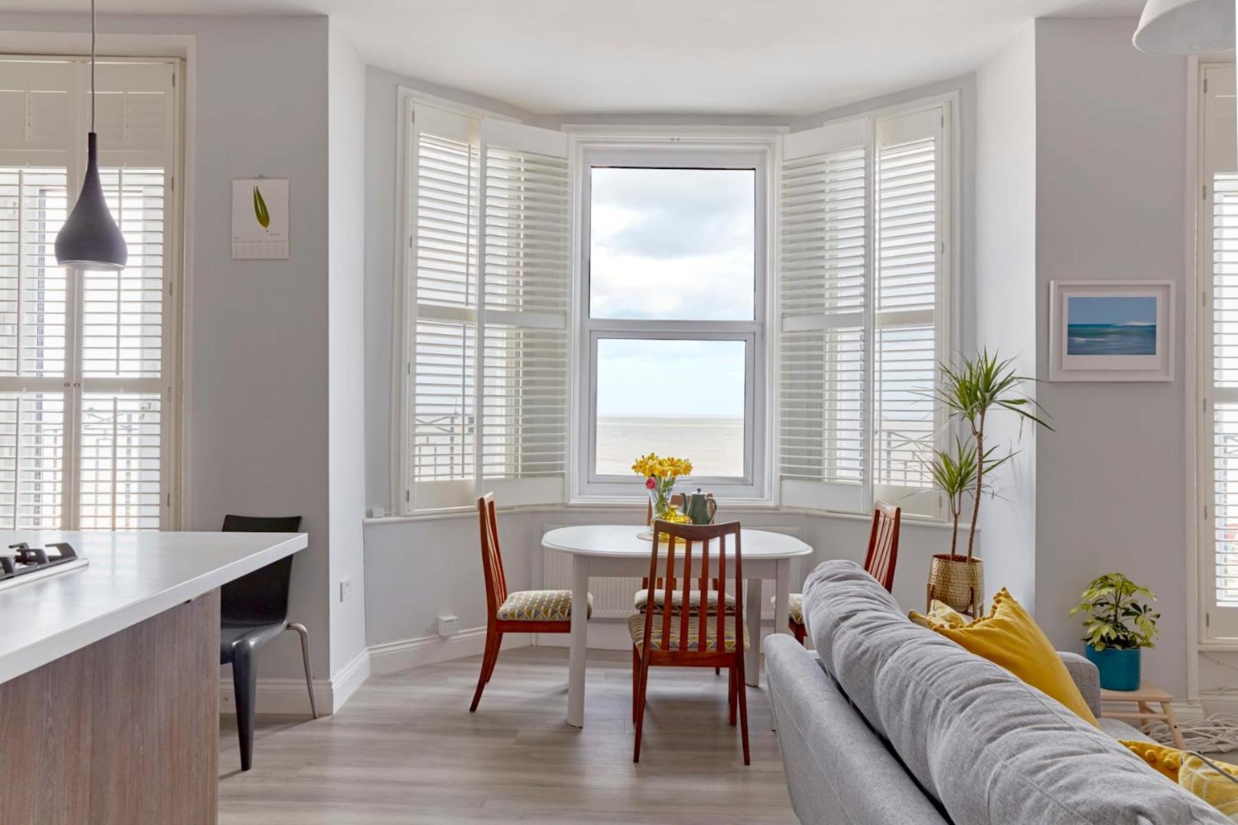 Spacious Beach Front Apartment With Stunning Sea Views Дийл Екстериор снимка