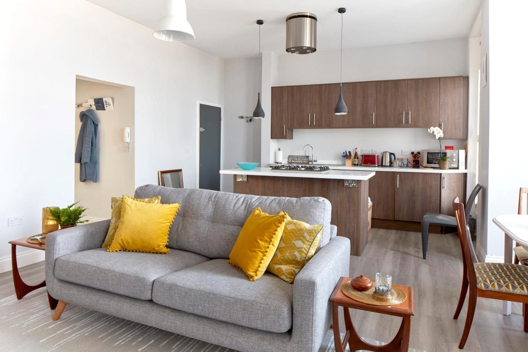 Spacious Beach Front Apartment With Stunning Sea Views Дийл Екстериор снимка