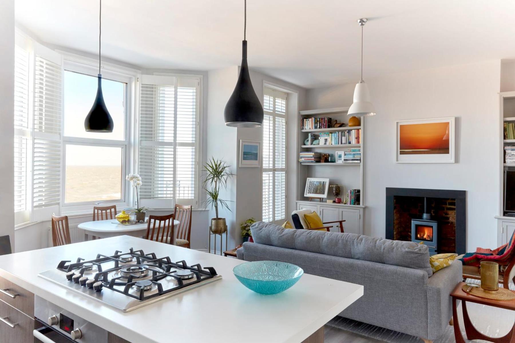 Spacious Beach Front Apartment With Stunning Sea Views Дийл Екстериор снимка