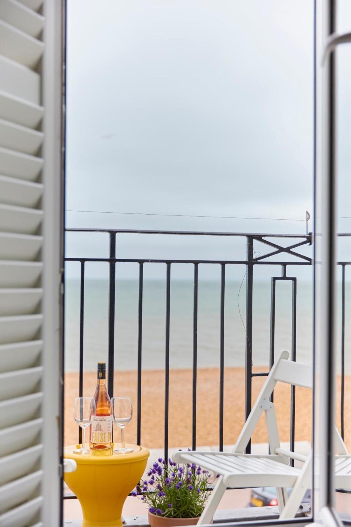 Spacious Beach Front Apartment With Stunning Sea Views Дийл Екстериор снимка