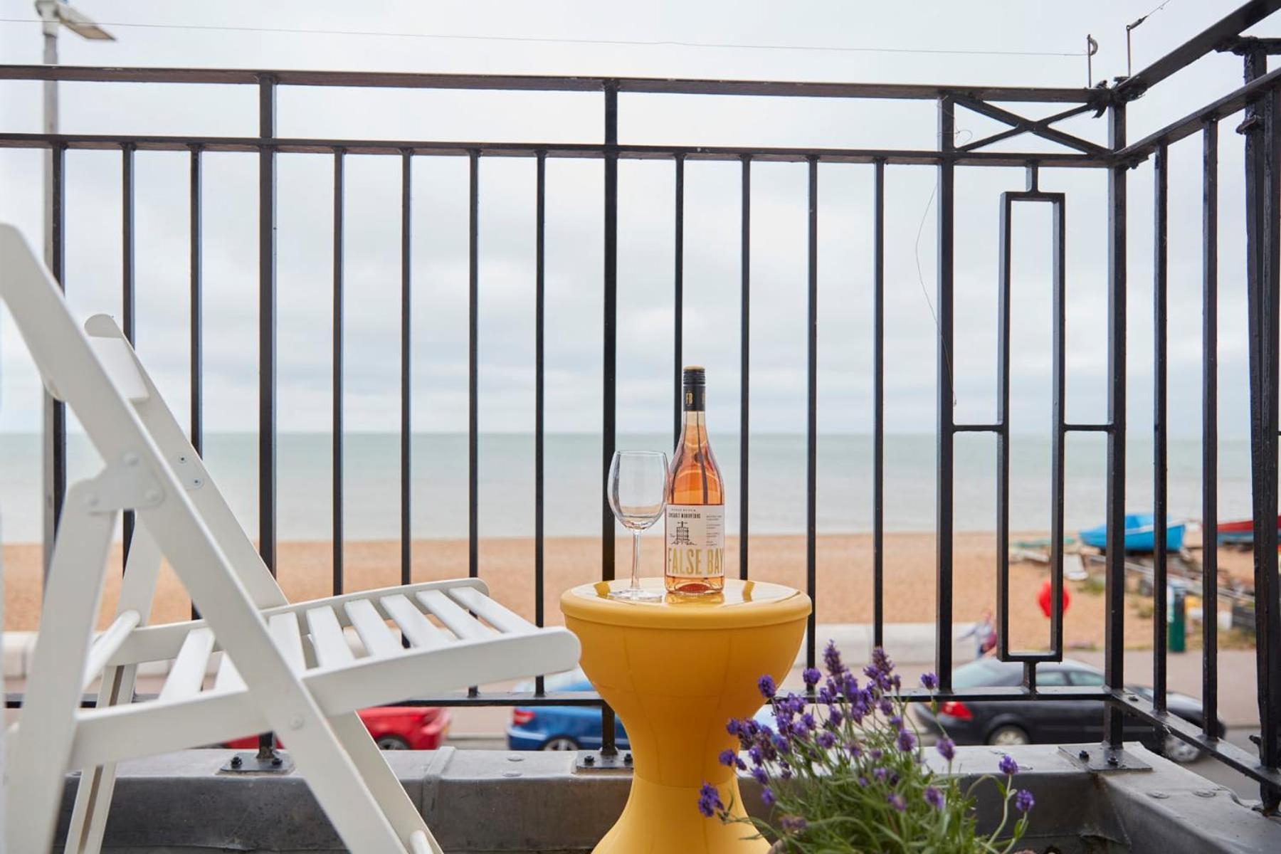 Spacious Beach Front Apartment With Stunning Sea Views Дийл Екстериор снимка